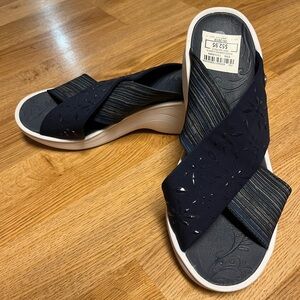 BZees sz. 9.5 slide sandals